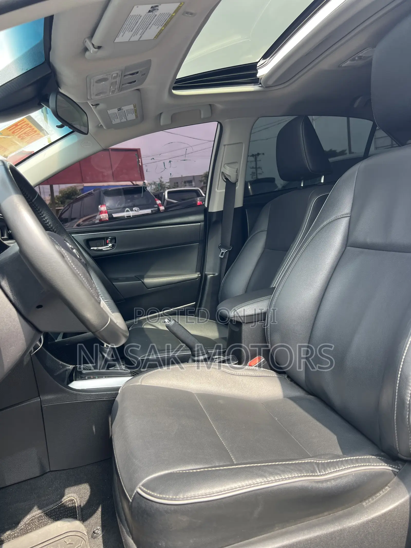 Toyota Corolla XLE (1.8L 4cyl 2A) 2018 White