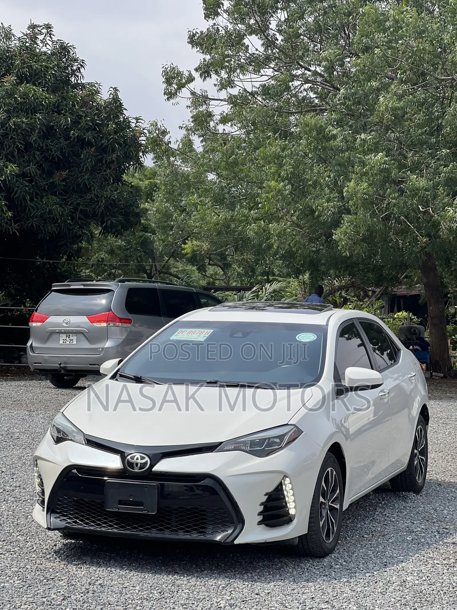 Toyota Corolla XLE (1.8L 4cyl 2A) 2018 White