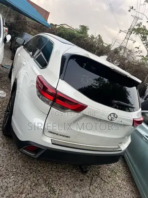 Toyota Highlander XLE 4x4 V6 (3.5L 6cyl 8A) 2018 White