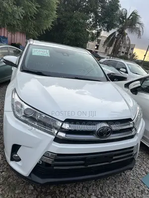 Toyota Highlander XLE 4x4 V6 (3.5L 6cyl 8A) 2018 White