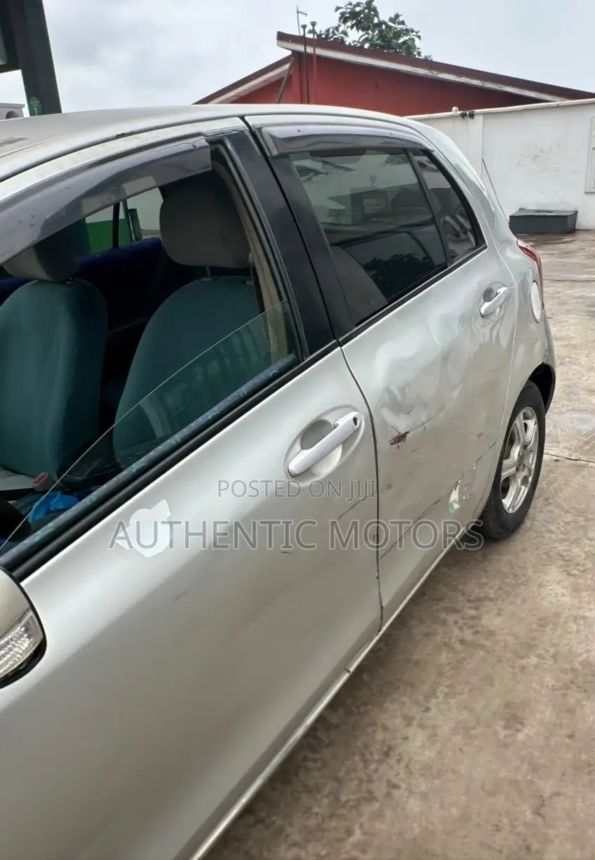 Toyota Vitz 2010 Silver