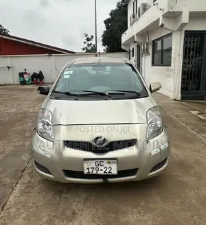 Toyota Vitz 2010 Silver