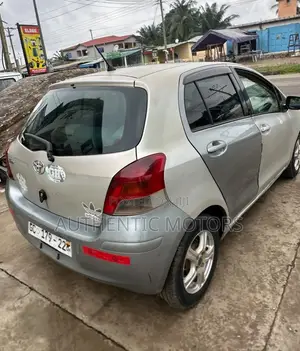 Toyota Vitz 2010 Silver