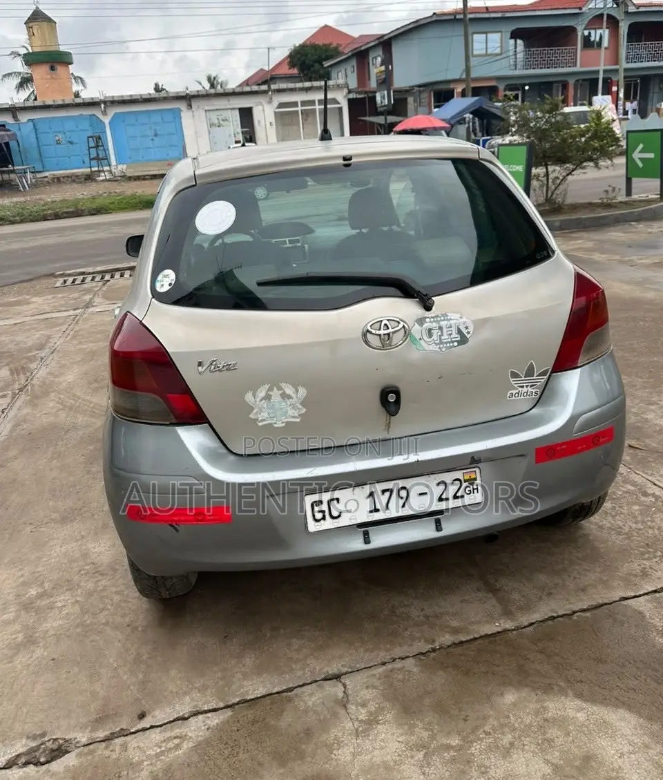 Toyota Vitz 2010 Silver