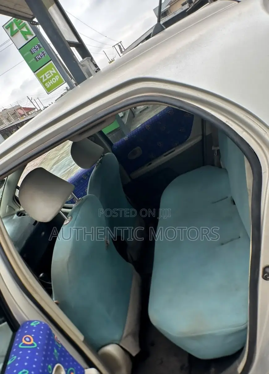 Toyota Vitz 2010 Silver