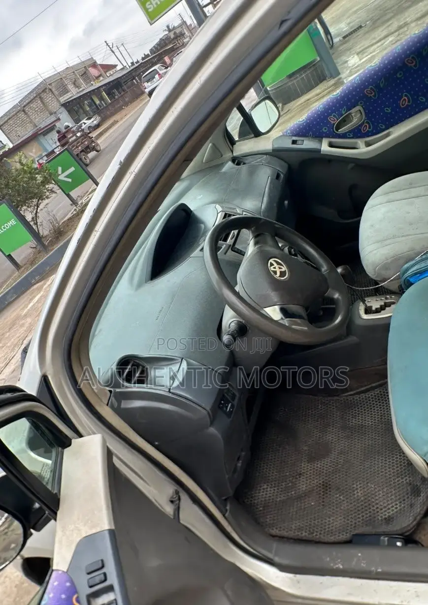 Toyota Vitz 2010 Silver