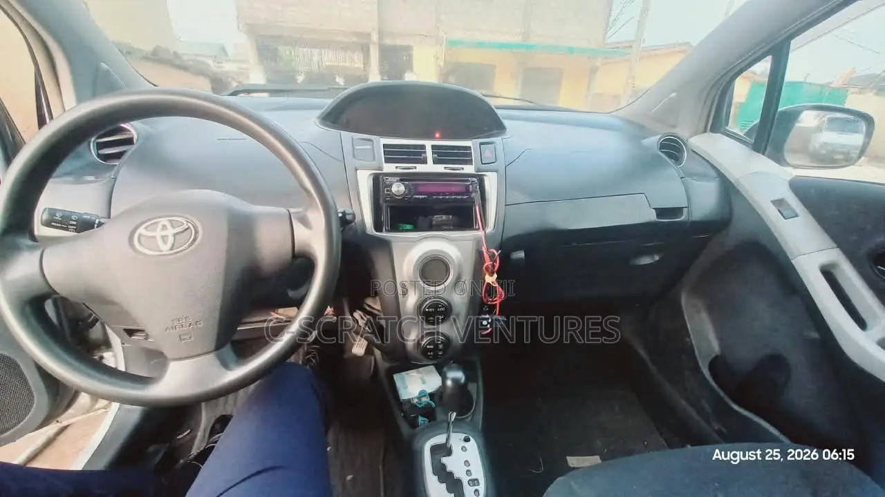 Toyota Vitz 2009 Silver
