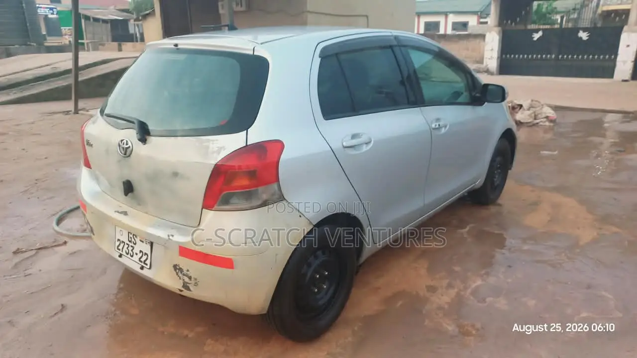 Toyota Vitz 2009 Silver