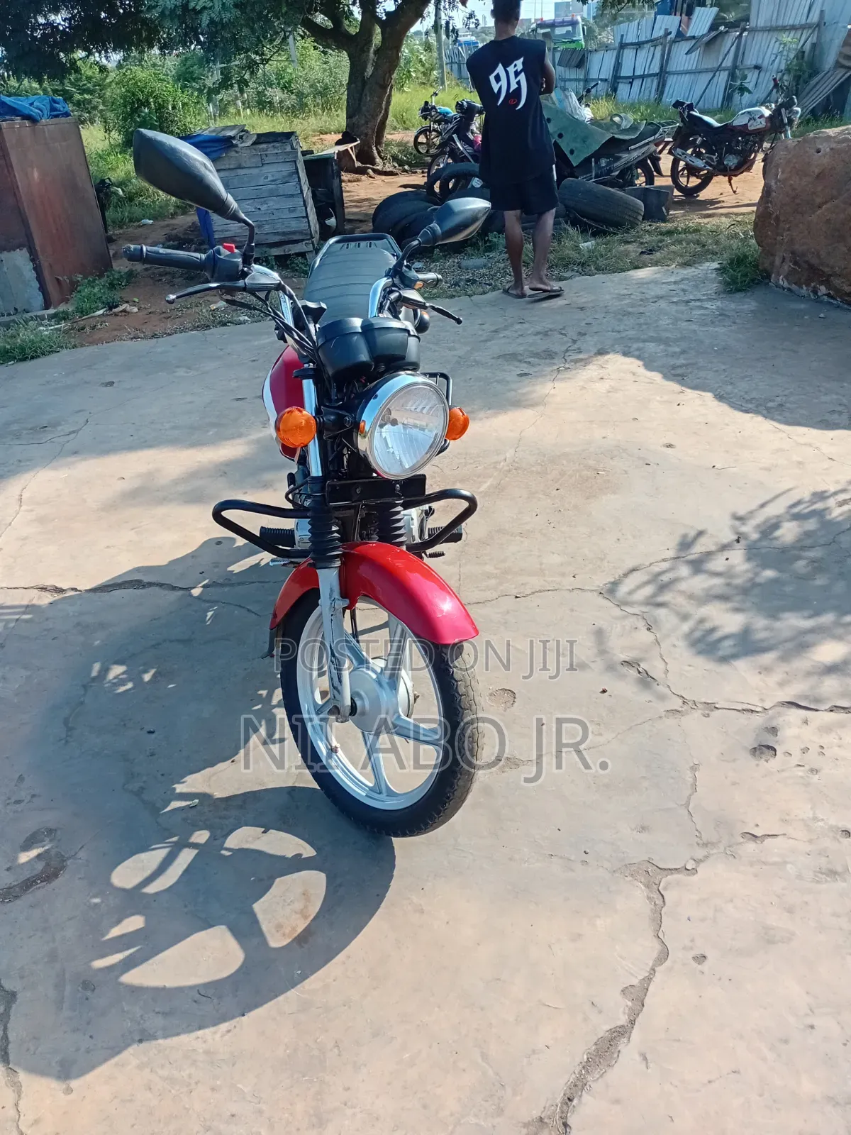 TVS HLX 125 2025 Red