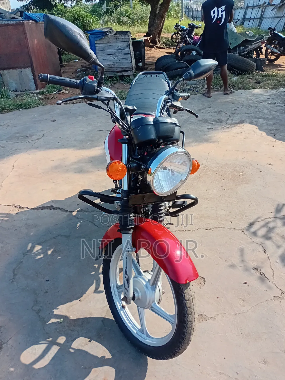 TVS HLX 125 2025 Red