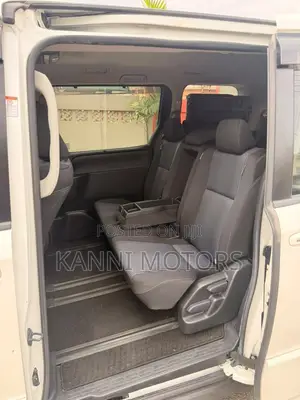 Toyota Voxy V 4WD 8-Seater 2015 White