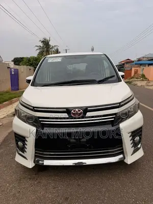 Toyota Voxy V 4WD 8-Seater 2015 White