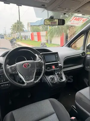 Toyota Voxy V 4WD 8-Seater 2015 White