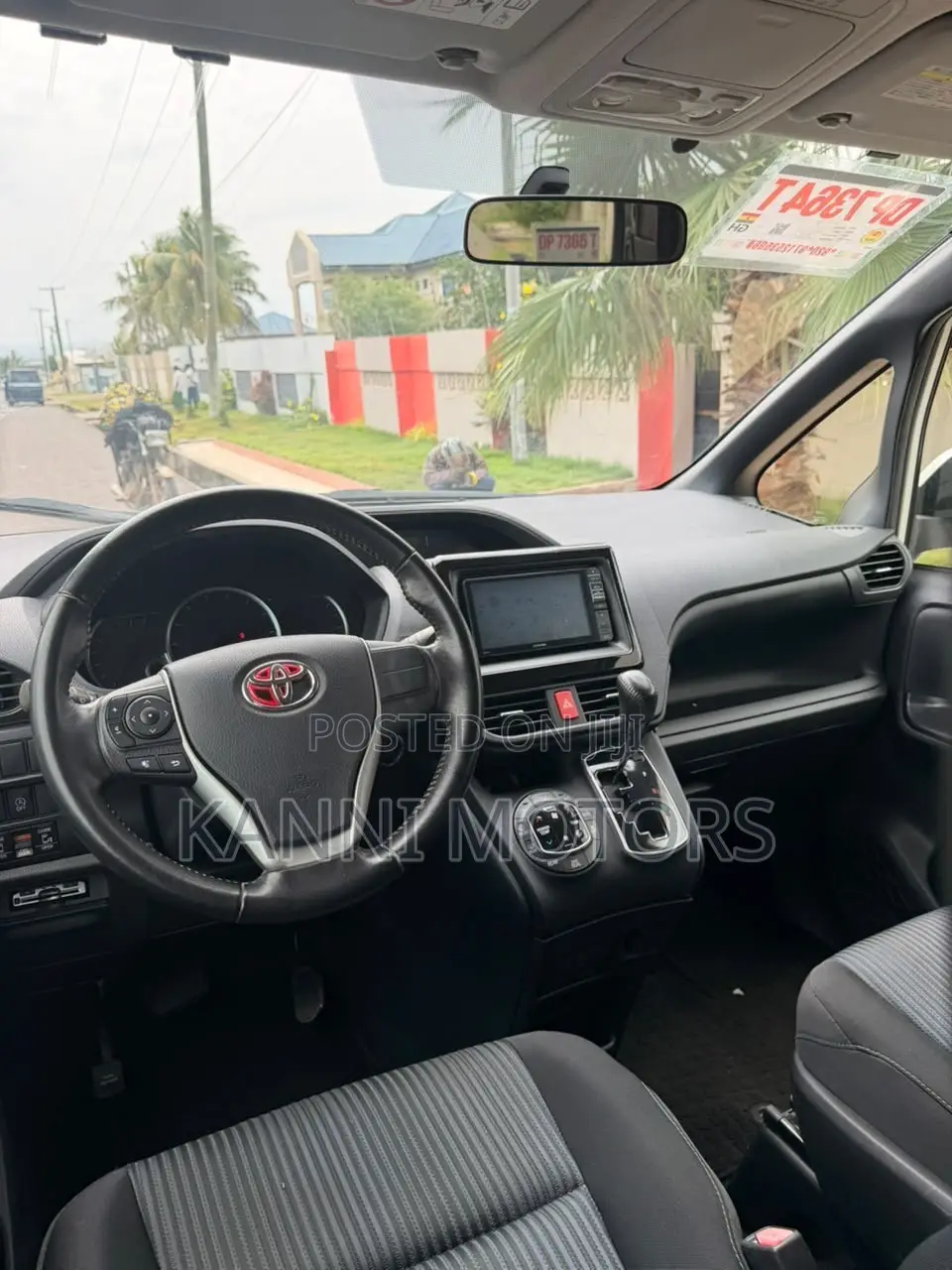 Toyota Voxy V 4WD 8-Seater 2015 White