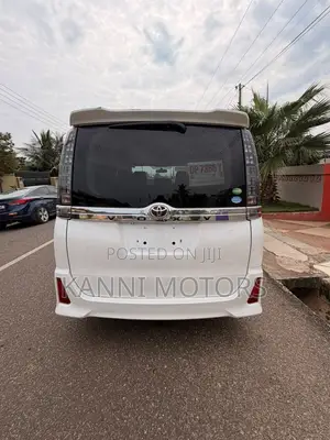 Toyota Voxy V 4WD 8-Seater 2015 White