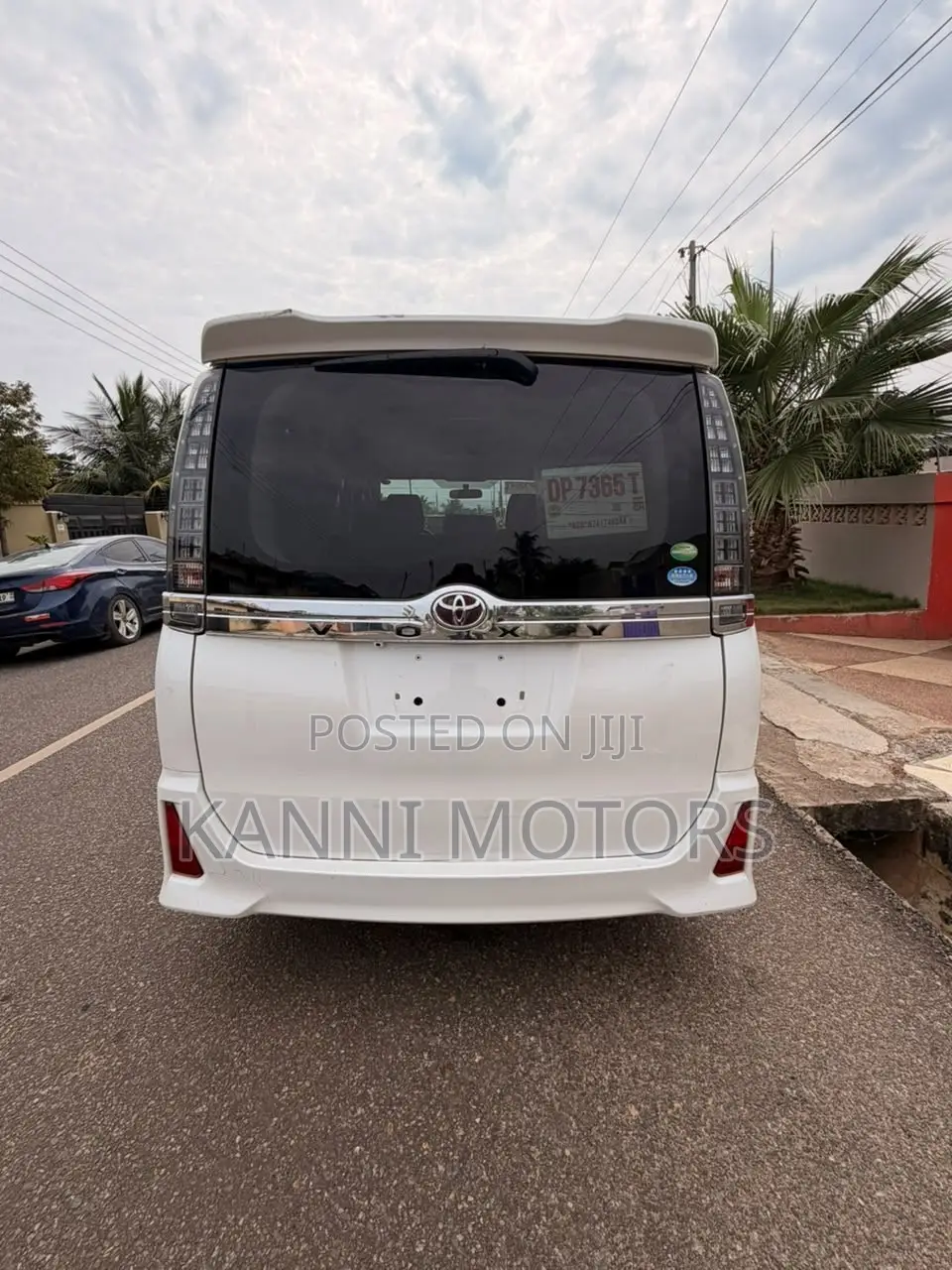 Toyota Voxy V 4WD 8-Seater 2015 White