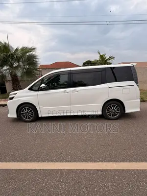 Toyota Voxy V 4WD 8-Seater 2015 White