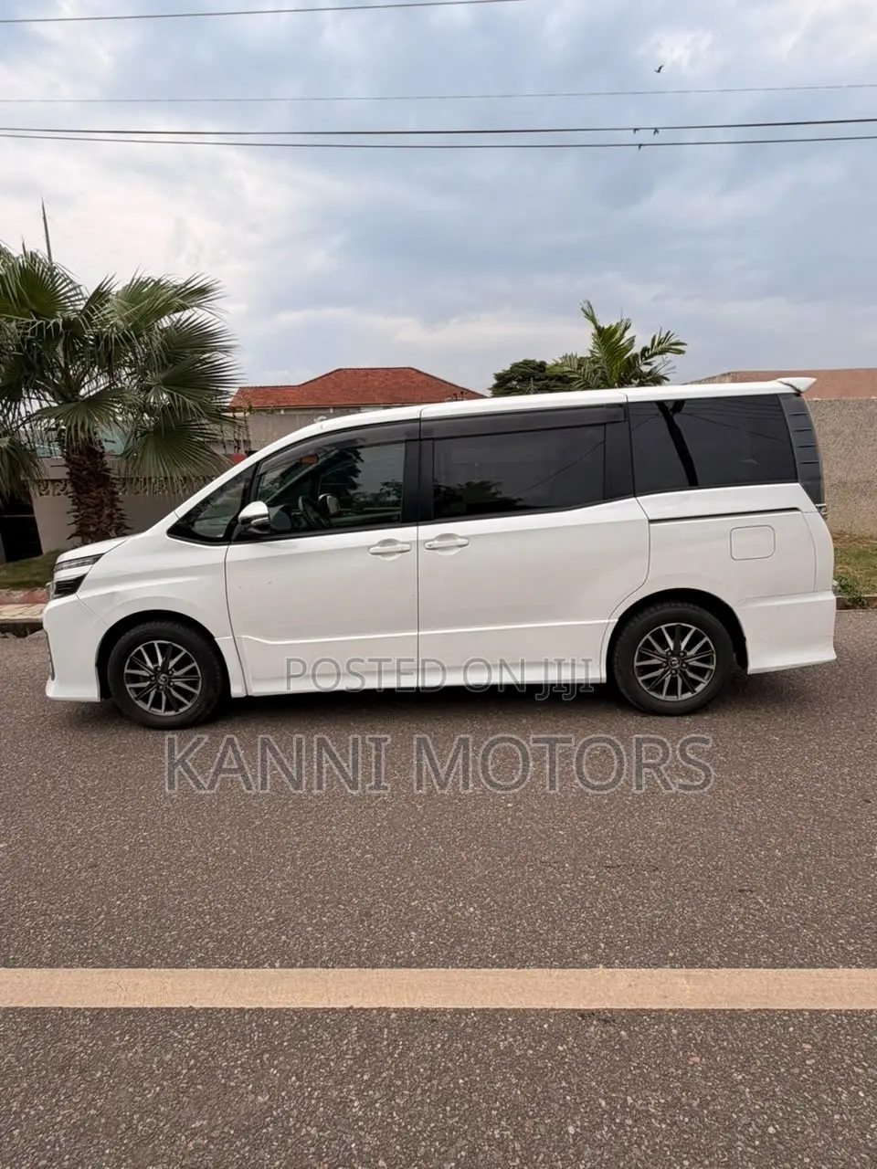 Toyota Voxy V 4WD 8-Seater 2015 White