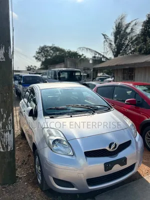 Toyota Vitz 2010 Silver