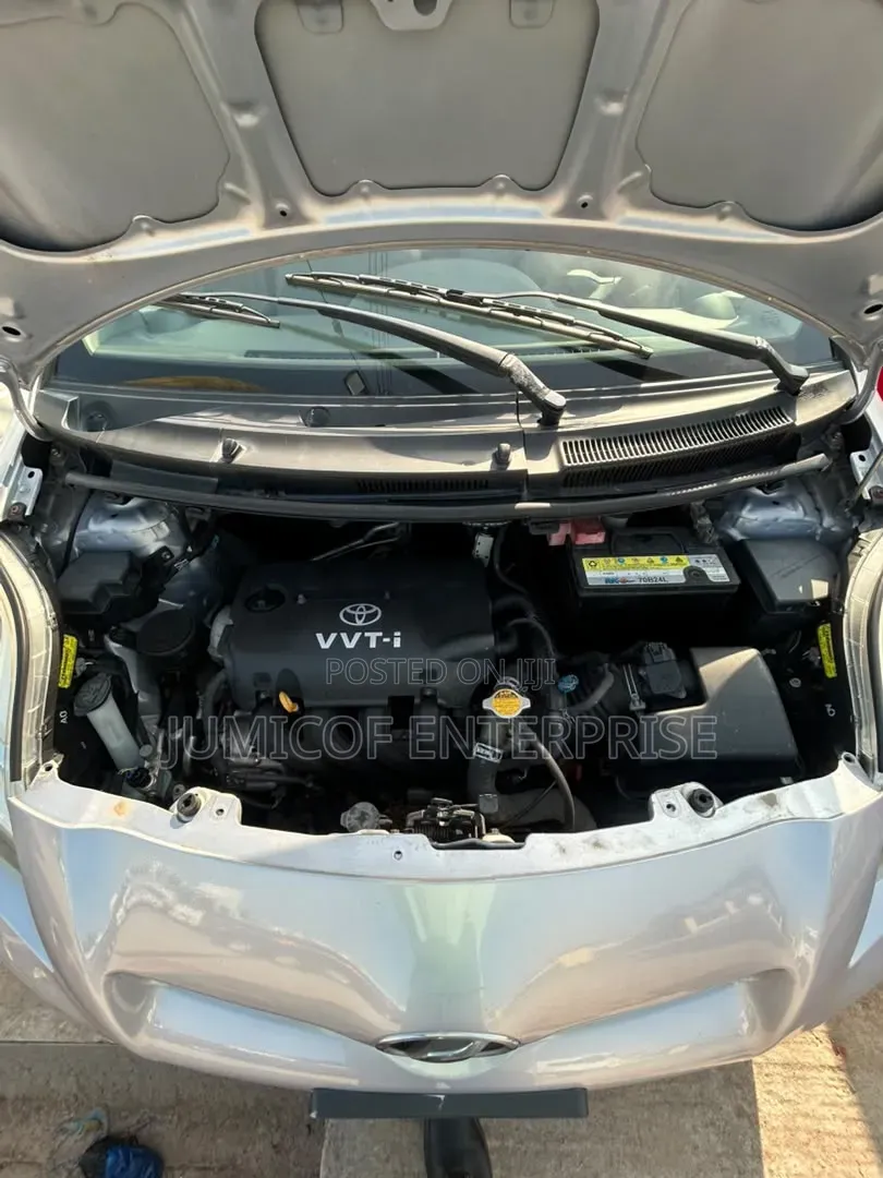 Toyota Vitz 2010 Silver