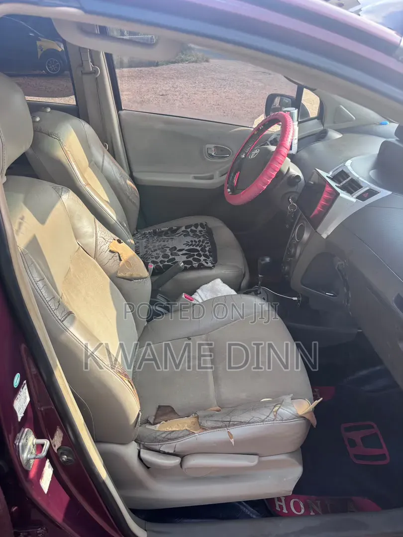 Toyota Vitz 2010 Red