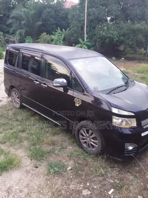 Toyota Voxy 2013