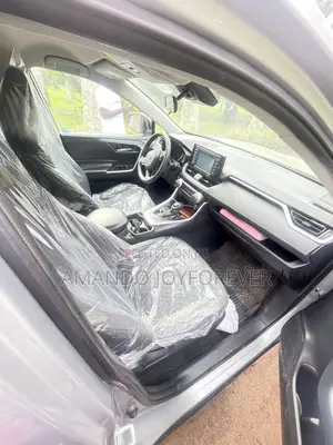 Toyota RAV4 XLE 2021 Silver