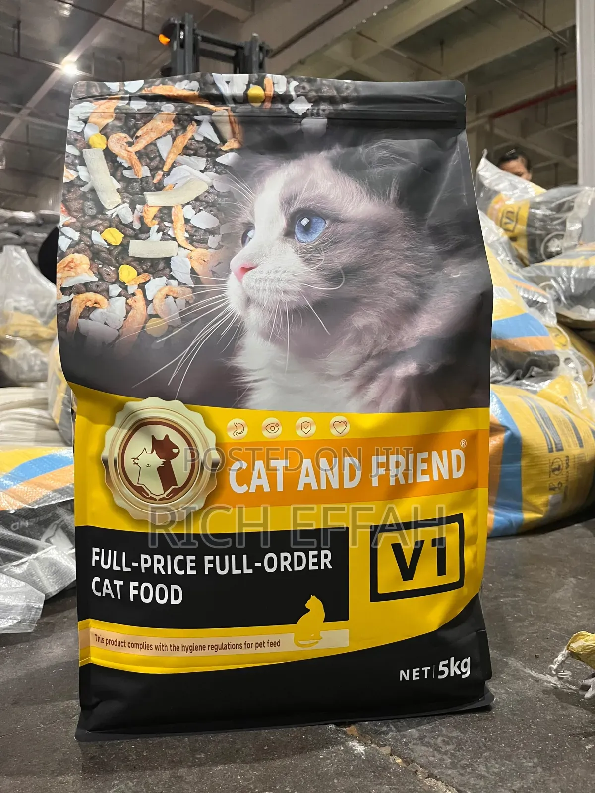 Cat Food 5kg (Containing Dried Meat, Fish, Chicken, Yolk Etc)