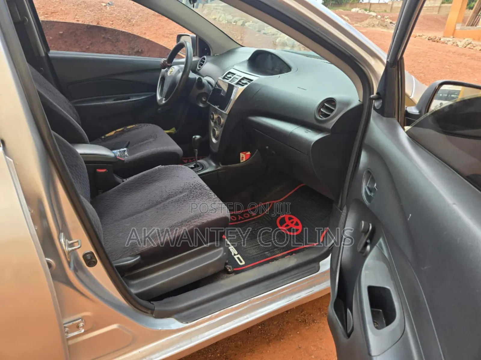 Toyota Yaris 2011 Silver