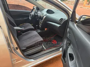 Toyota Yaris 2011 Silver