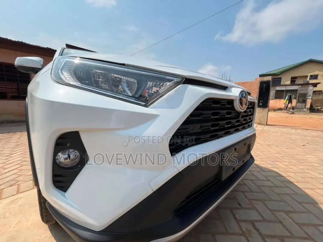 Toyota RAV4 LE 2025 White