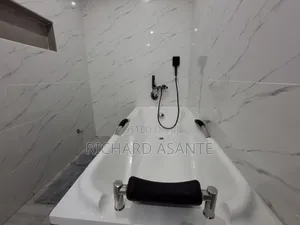 Lovely AirBnb Complete PentHouse With Bathtub at Pokuase