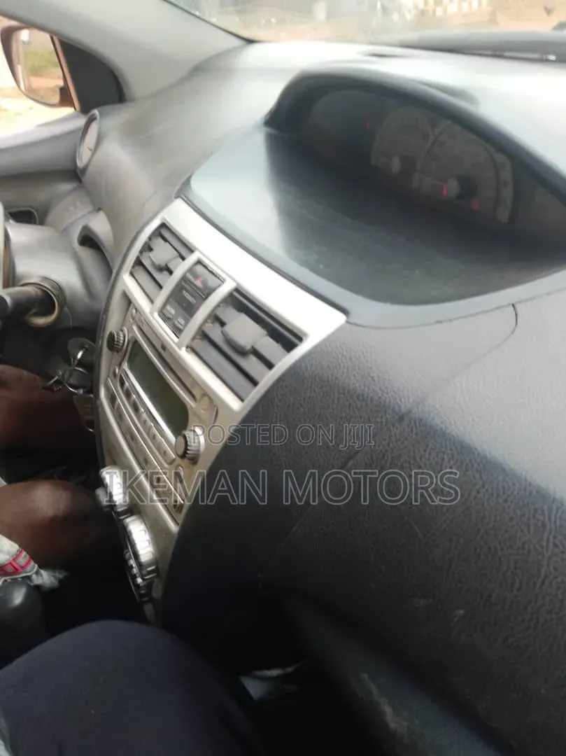 Toyota Yaris 2010 Black