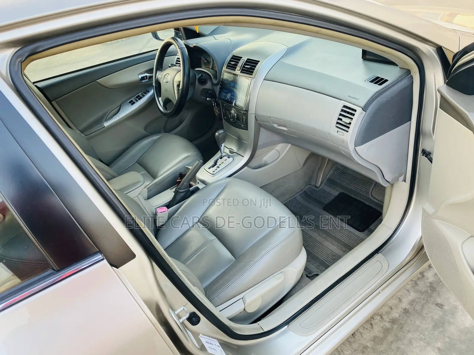 Toyota Corolla LE 4dr Sedan (1.8L 4cyl 4A) 2011 Gold
