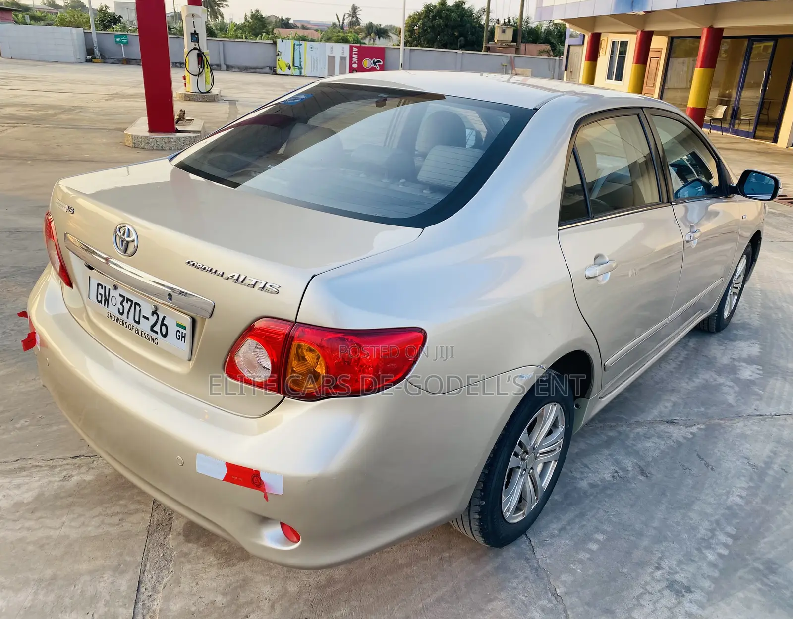 Toyota Corolla LE 4dr Sedan (1.8L 4cyl 4A) 2011 Gold