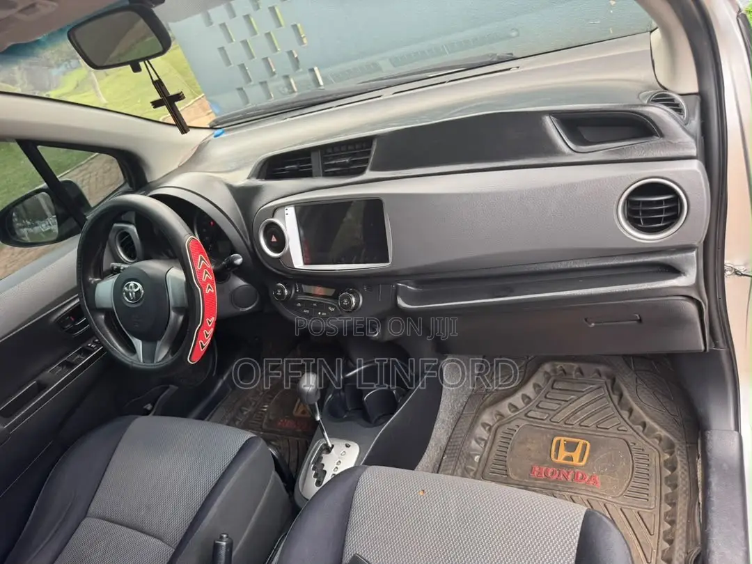 Toyota Vitz 1.3 AWD 5dr 2012 Silver