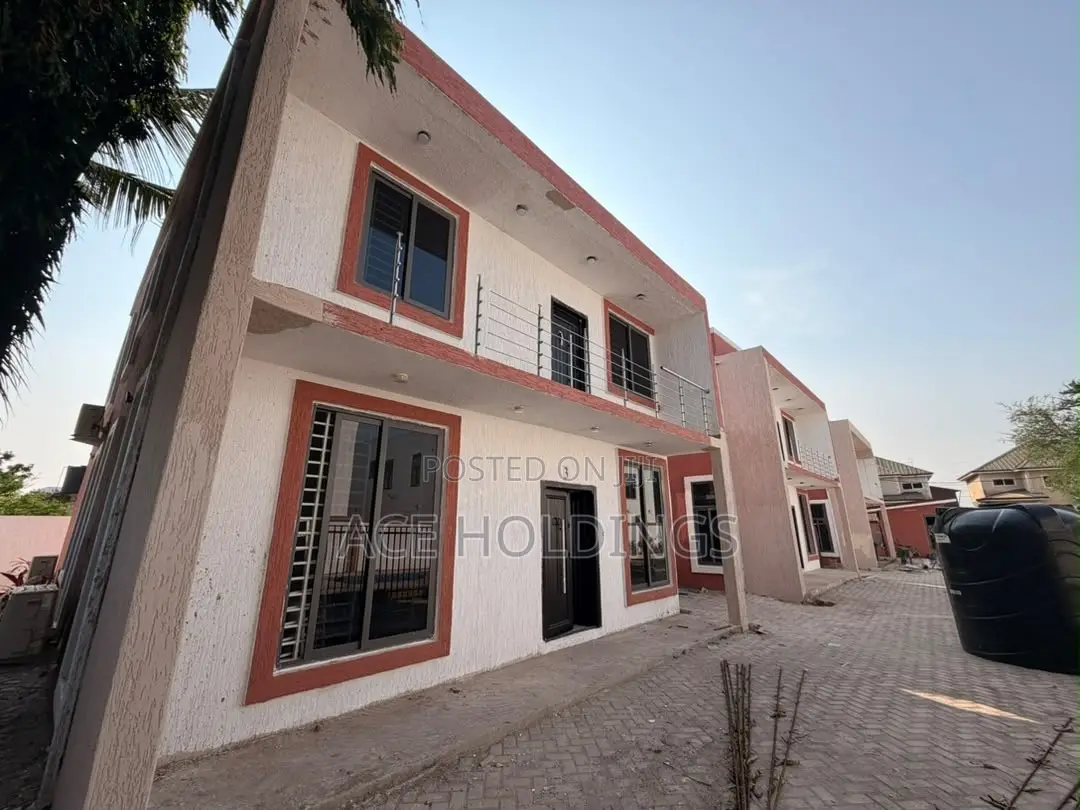 3bdrm Townhouse / Terrace in Nanakrom, School Junction for rent