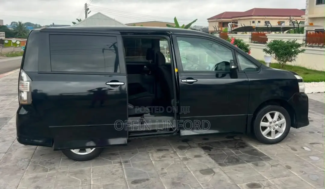 Toyota Voxy X 4WD 8-Seater 2012 Black
