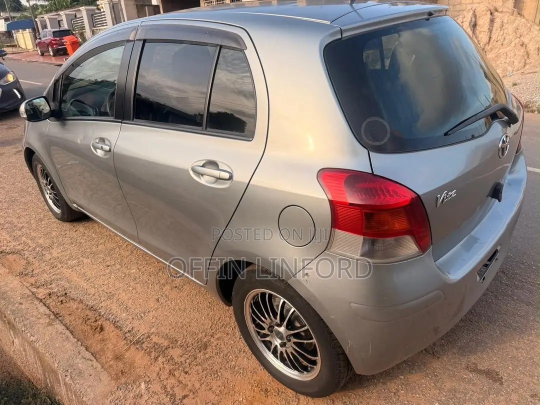 Toyota Vitz 1.3 FWD 5dr 2010 Gray