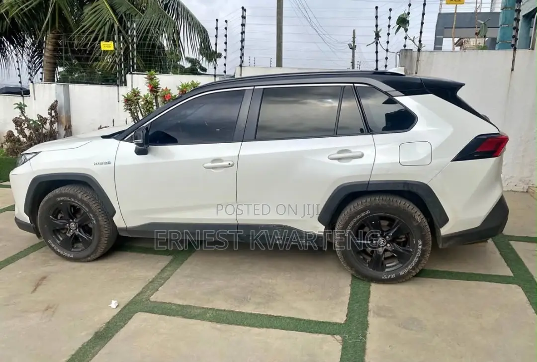 Toyota RAV4 2021 White