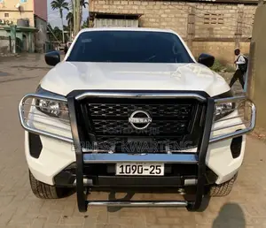 Nissan Navara 2024 White