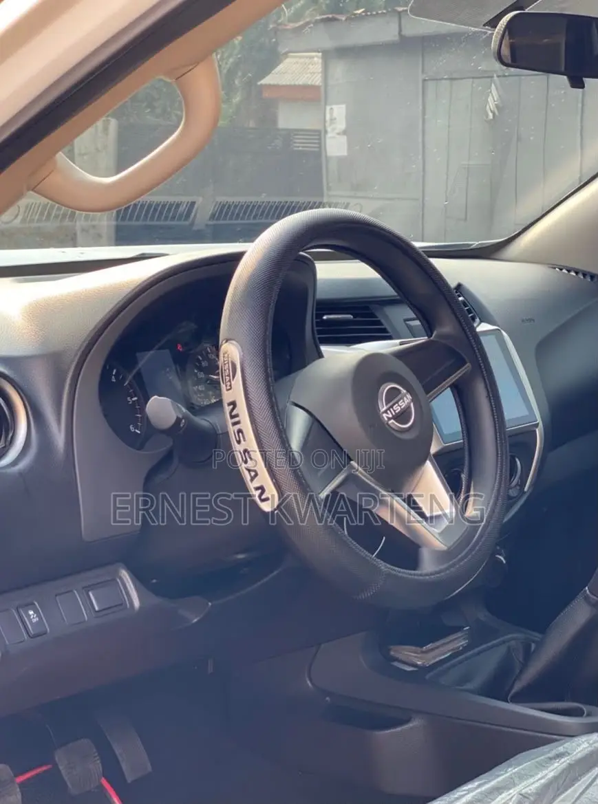 Nissan Navara 2024 White