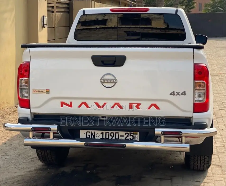 Nissan Navara 2024 White