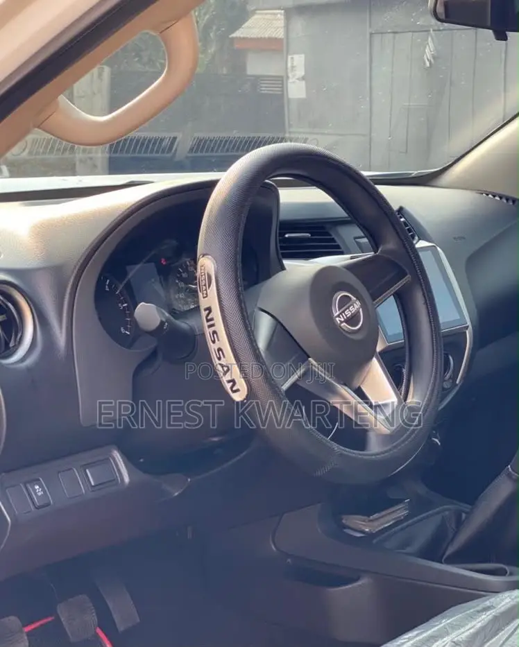 Nissan Navara 2024 White