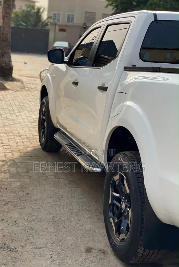 Nissan Navara 2024 White