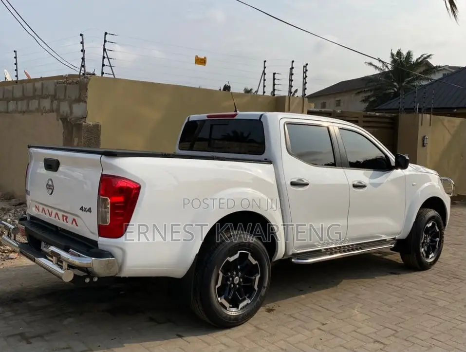 Nissan Navara 2024 White
