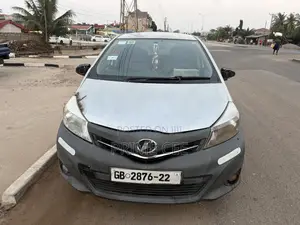 Toyota Vitz 2012 Silver