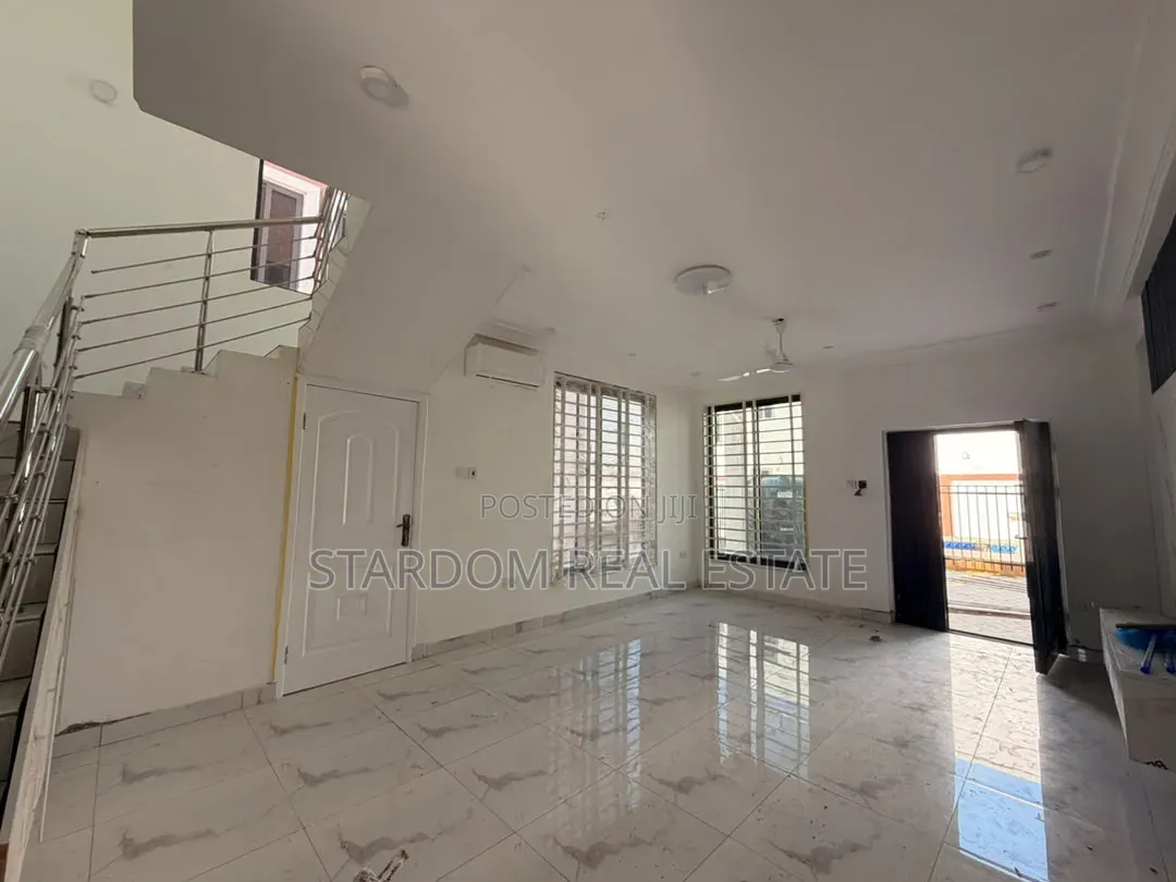 2bdrm Townhouse / Terrace in Ashaley Botwe, Nmai-Dzorn for rent