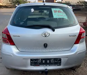 Toyota Yaris Base Hatchback 5dr 2010 Silver