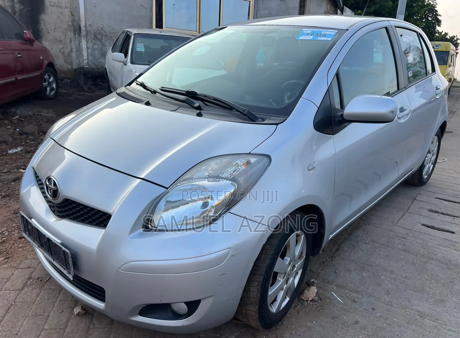 Toyota Yaris Base Hatchback 5dr 2010 Silver